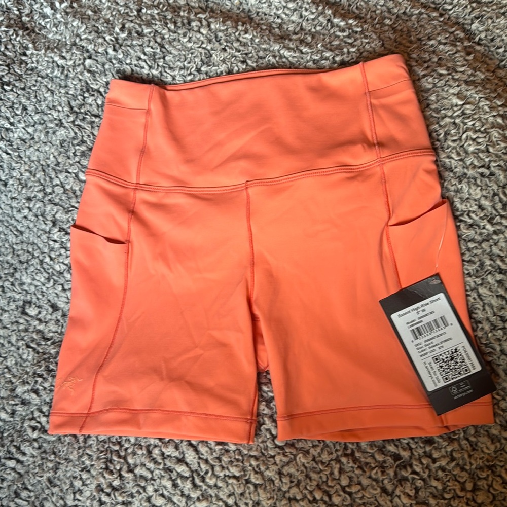 Arc’teryx Essent High Rise Short 5” - Women’s 6, Solasta